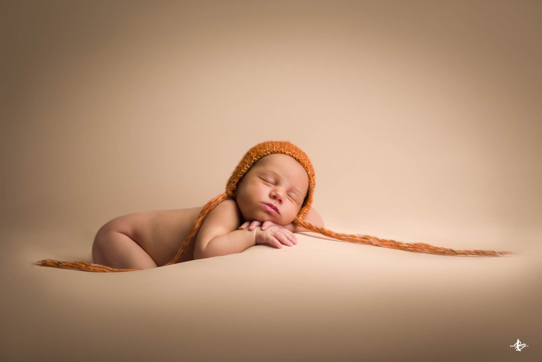 Foto de un bebé con gorro de trenzas