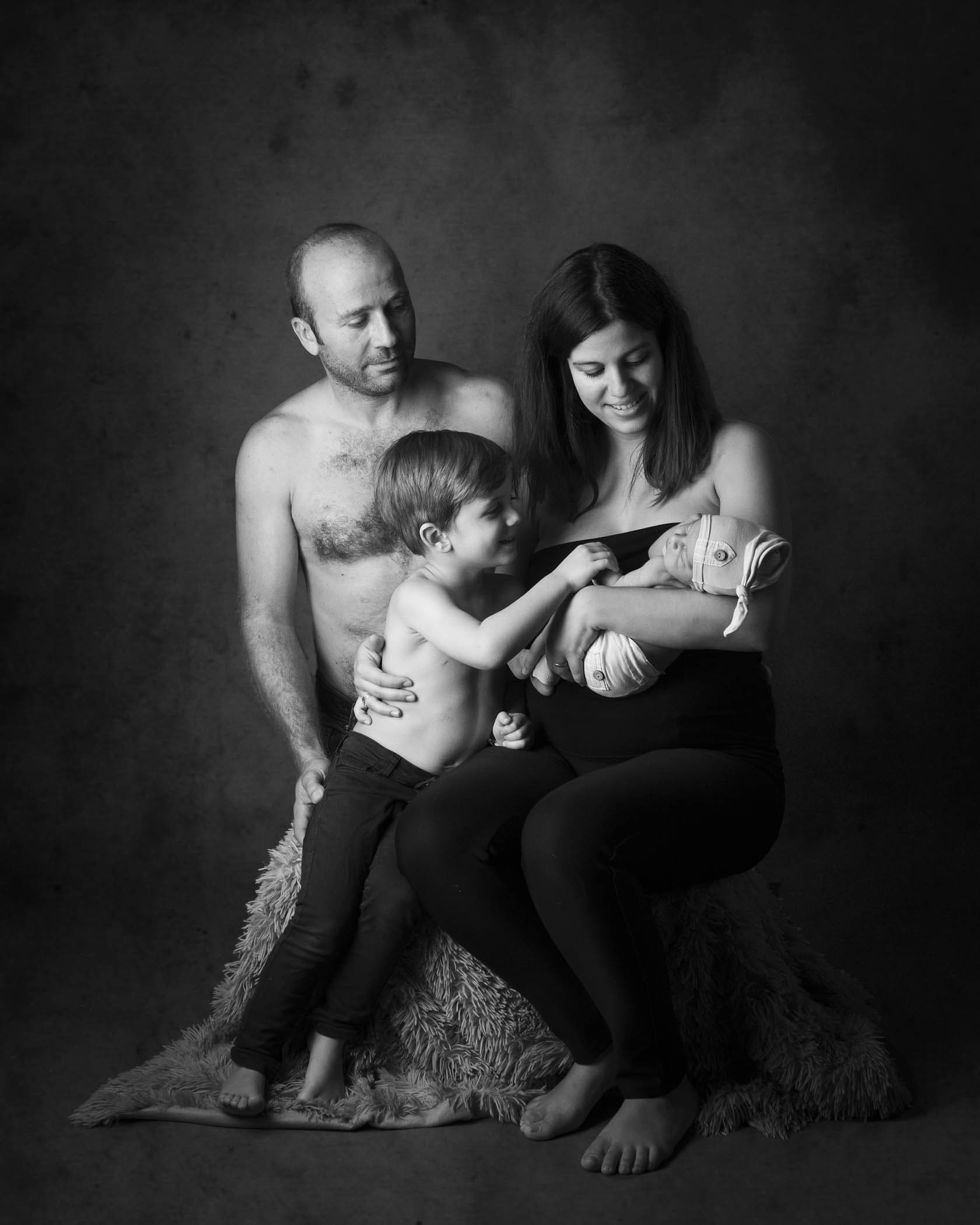 foto den blanco y negro de una pareja y bebé