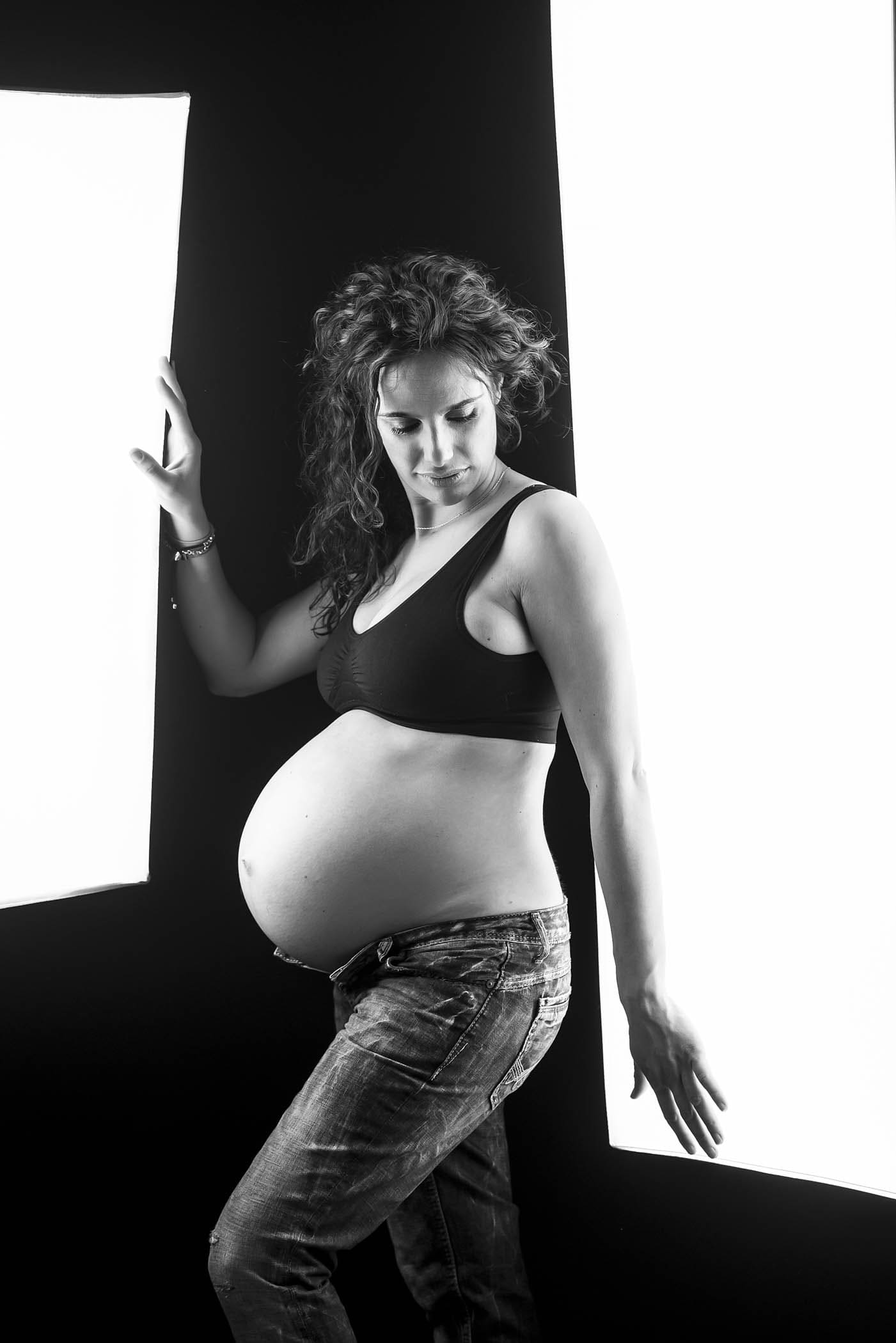 Foto mujer embarazada mirando hacia abajo