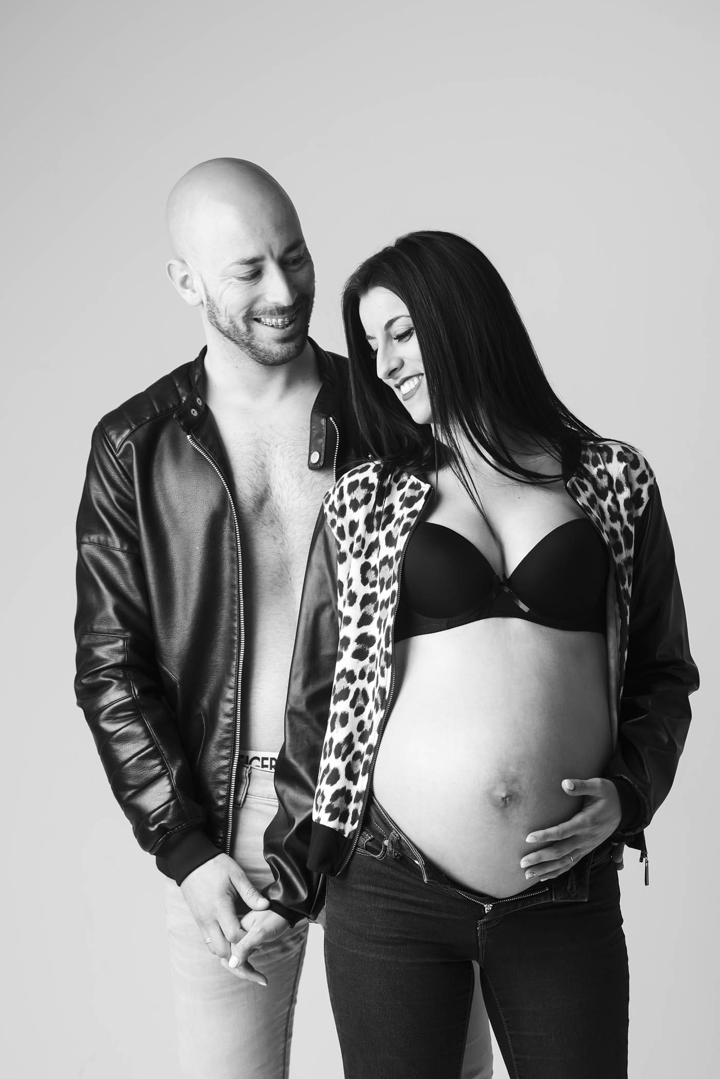 Foto de un hombre y su mujer embarazada