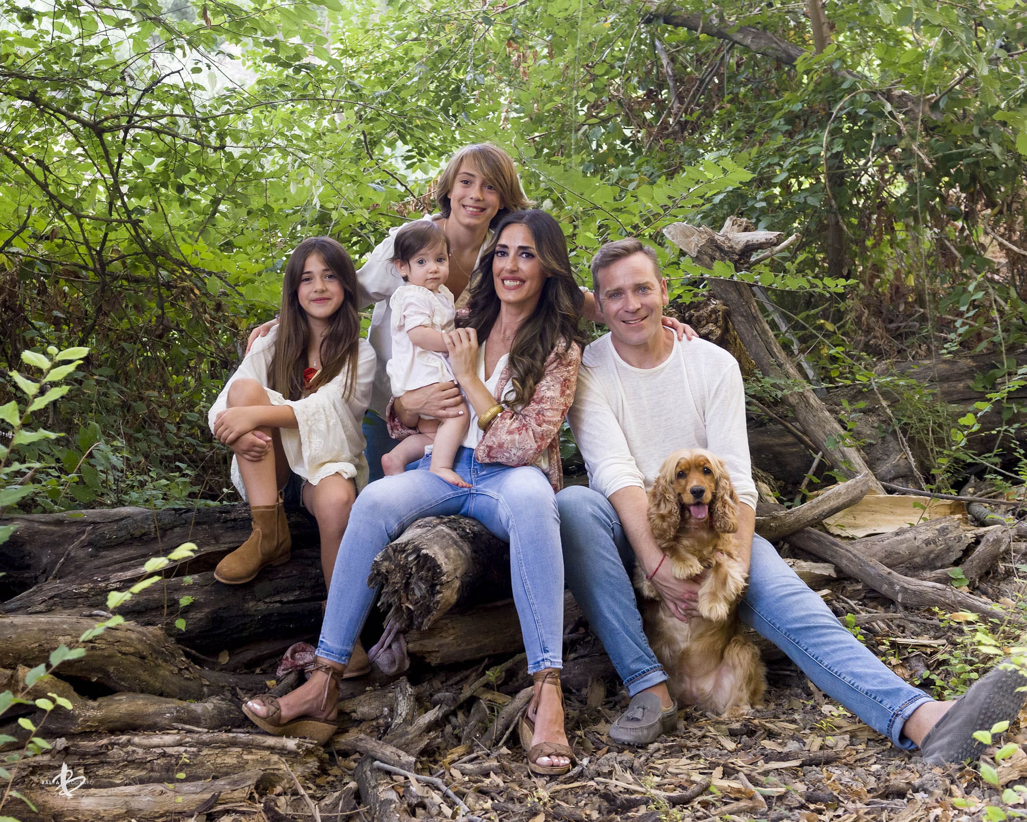Foto de una familia sentada en un bosque