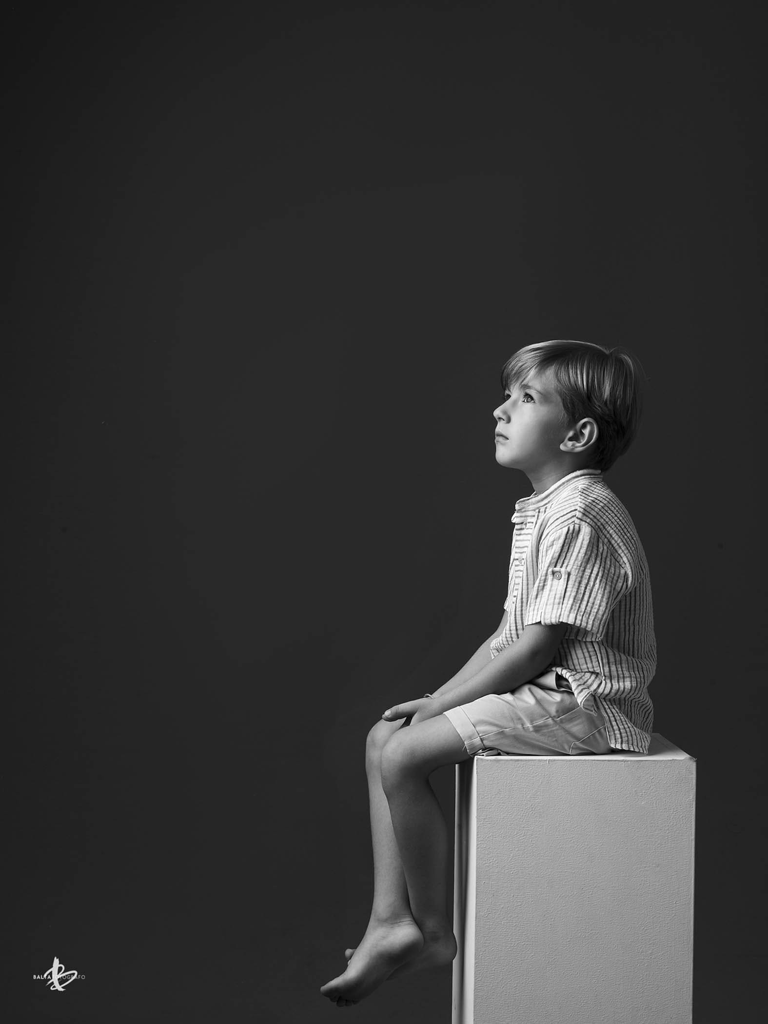 Foto de un niño pensativo sentado