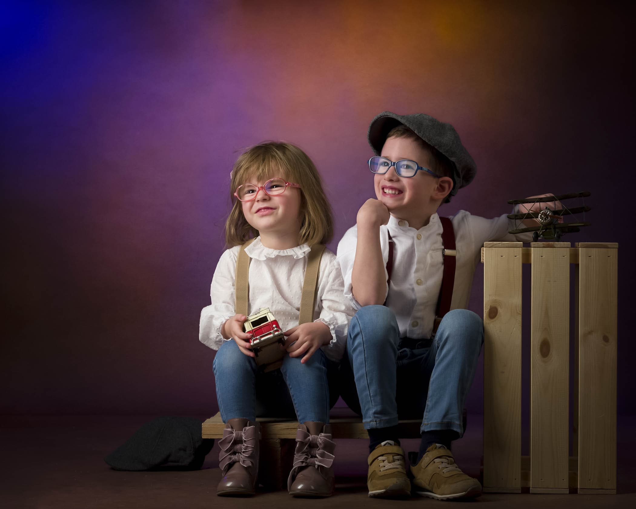 Foto de dos niños con gafas y tirantes