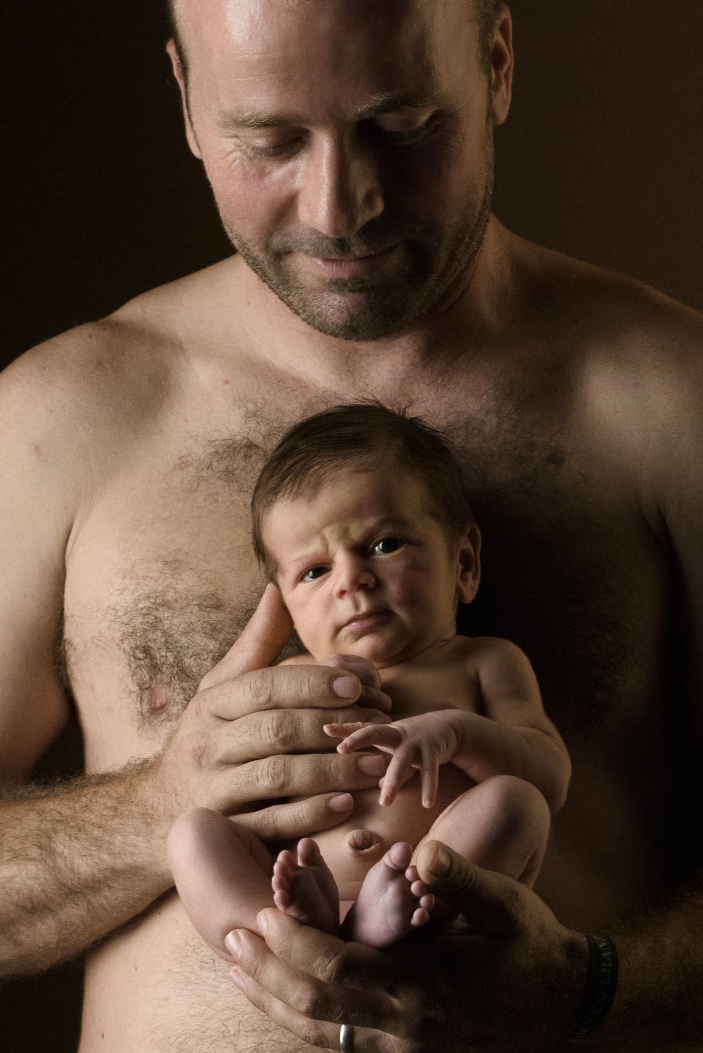 Foto de un padre con bebé en brazos
